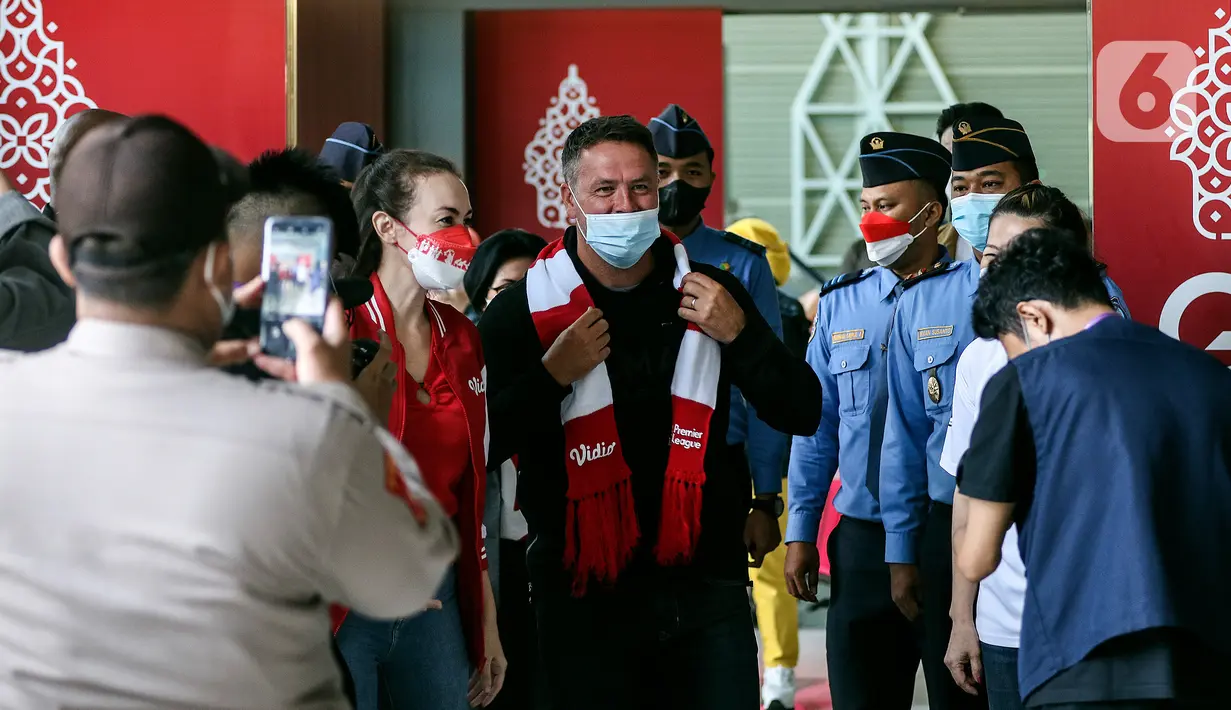 Mantan pemain sepak bola asal Inggris Michael Owen saat tiba di Bandara Soekarno Hatta, Tangerang, Banten, Selasa (20/8/2022). Saat ditemui di bandara pascakedatangannya, Owen mengaku senang bisa kembali ke Indonesia. (Liputan6.com/Johan Tallo)