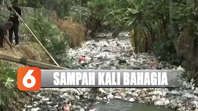 Kali Busa Bahagia di Bekasi, Jawa Barat, kembali tercemar sampah oleh sampah rumah tangga.