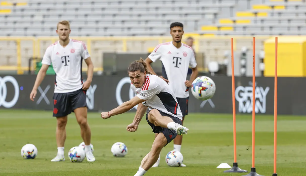 Gelandang Bayern Muenchen, Marcel Sabitzer menendang bola saat sesi latihan menjelang pertandingan persahabatan pramusim melawan Manchester City FC di Lapangan Lambeau di Green Bay, Wisconsin pada 22 Juli 2022. Sejumlah pihak melihat peminjaman Marcel Sabitzer sebagai langkah panik dari Man United. (KAMIL KRZACZYNSKI/AFP)