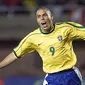 Bintang Brasil, Ronaldo, pernah terlibat skandal seks pada tahun 2008. Mantan bintang Real Madrid itu membawa tiga orang pekerja seks ke kamar hotel, namun ternyata ketiganya adalah waria. (AFP/Pedro Ugarte)