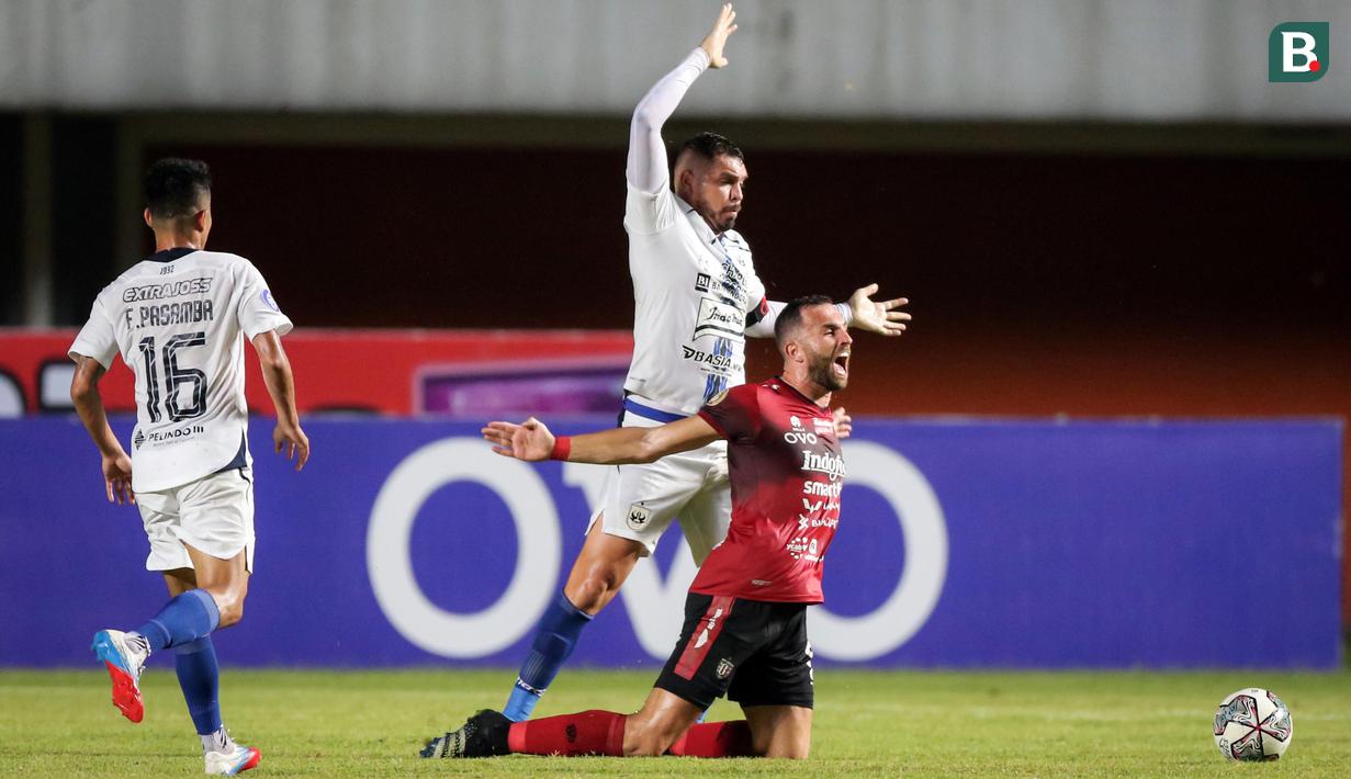 Ilija Spasojevic yang berulang kali mendapatkan kesempatan emas masih belum bisa merubah skor bagi Bali United. (Bola.com/Bagaskara Lazuardi)