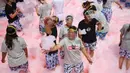 Sejumlah peserta bermain busa yang dicampur dengan air cabai selama acara di daerah Ningxiang di provinsi Hunan tengah, China (2/7/2019). Acara ini diadakan untuk menarik wisatawan ke daerah terebut yang terkenal dengan makanan pedasnya. (AFP Photo/STR)
