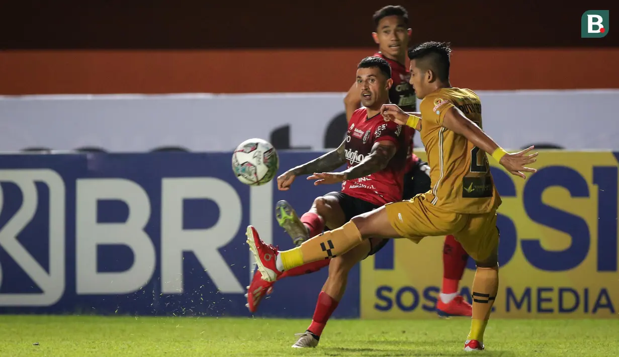 Bali United tidak membutuhkan banyak waktu untuk membalas gol yang dicetak The Guardian. Berawal dari upaya Stefano Lilpaly melakukan penetrasi ke kotak penalti dan mengirim umpan tarik ke jantung pertahanan. (Bola.com/Bagaskara Lazuardi)