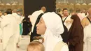 Jennifer Coppen baru-baru ini menjalankan ibadah umrah. Tak sendiri, artis 23 tahun ini mengajak serta putri semata wayangnya, Kamari. [@jennifercoppenreal20].