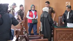 Terdakwa kasus dugaan penyebaran berita bohong atau hoaks, Ratna Sarumpaet memasuki ruangan untuk menjalani sidang lanjutan di Pengadilan Negeri Jakarta Selatan, Selasa (14/5/2019). Sidang tersebut dengan agenda pemeriksaan terhadap dirinya. (Liputan6.com/Faizal Fanani)