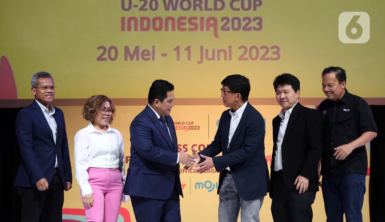 Ketua PSSI sekaligus Menteri BUMN Erick Tohir (ketiga kiri) bersalaman dengan Direktur SCM Sutanto Hartono (ketiga kanan) usai jumpa pers di SCTV Tower saat menggelar Jumpa Pers di SCTV Tower, Jakarta, Selasa (28/2/2023). Jumpa pers tersebut terkait Perhelatan Piala Dunia U-20 2023 ini akan disiarkan langsung Emtek Group lewat SCM. Pecinta bola di Indonesia bisa menyaksikan seluruh pertandingan melalui SCTV, INDOSIAR, VIDIO, MOJI, Mentari TV, Nex Parabola, dan Champions TV. (Liputan6.com/Johan Tallo)