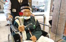 Senyum Merekah Mbah Harjo Mislan Saat Melihat Lambang Merah-Putih di Baju Petugas Haji