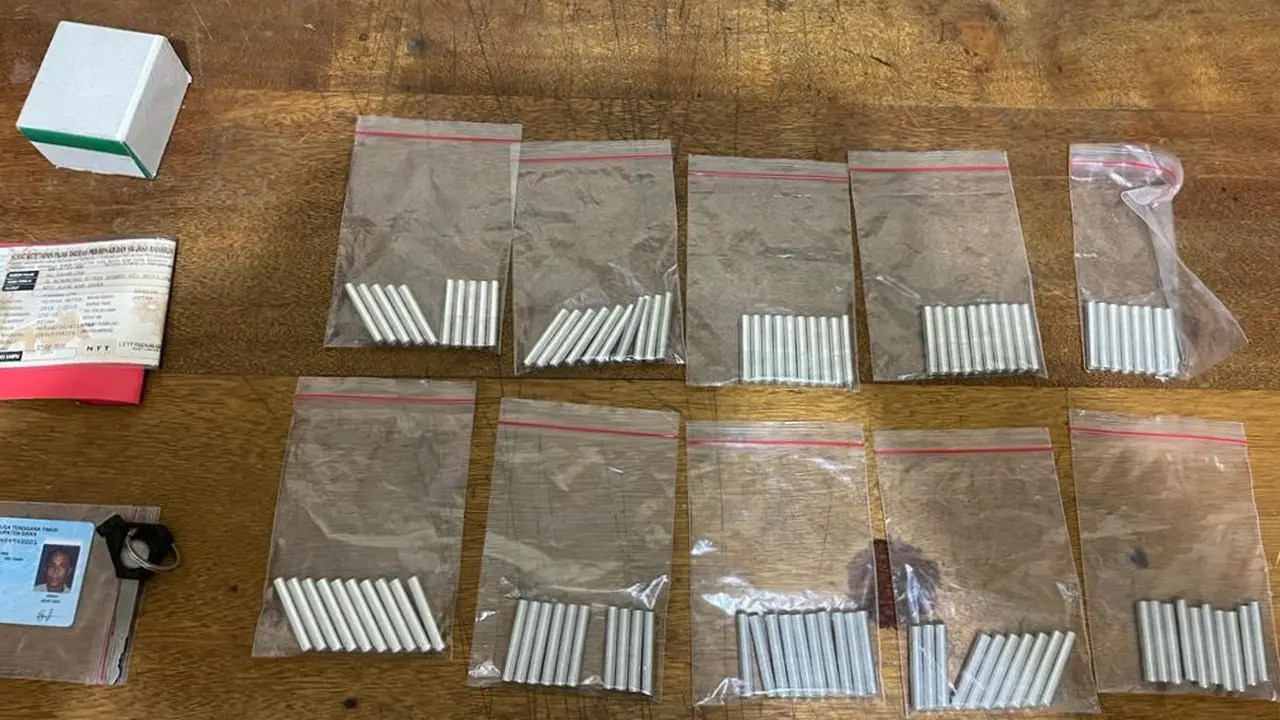 Barang bukti yang diamankan berupa 100 batang detonator, dua unit handphone, satu unit sepeda motor Yamaha 2PV dan STNKnya serta satu buah jaket levis.(Foto Istimewah)