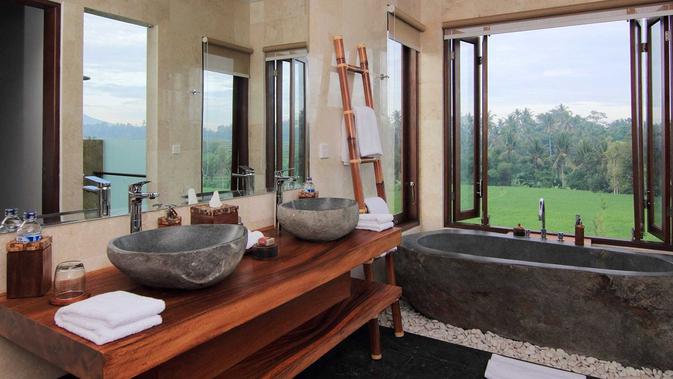 Desain kamar mandi Villa Umastana di Bali karya Made Dharmendra Architect (dok. Arsitag.com/Dinny Mutiah))