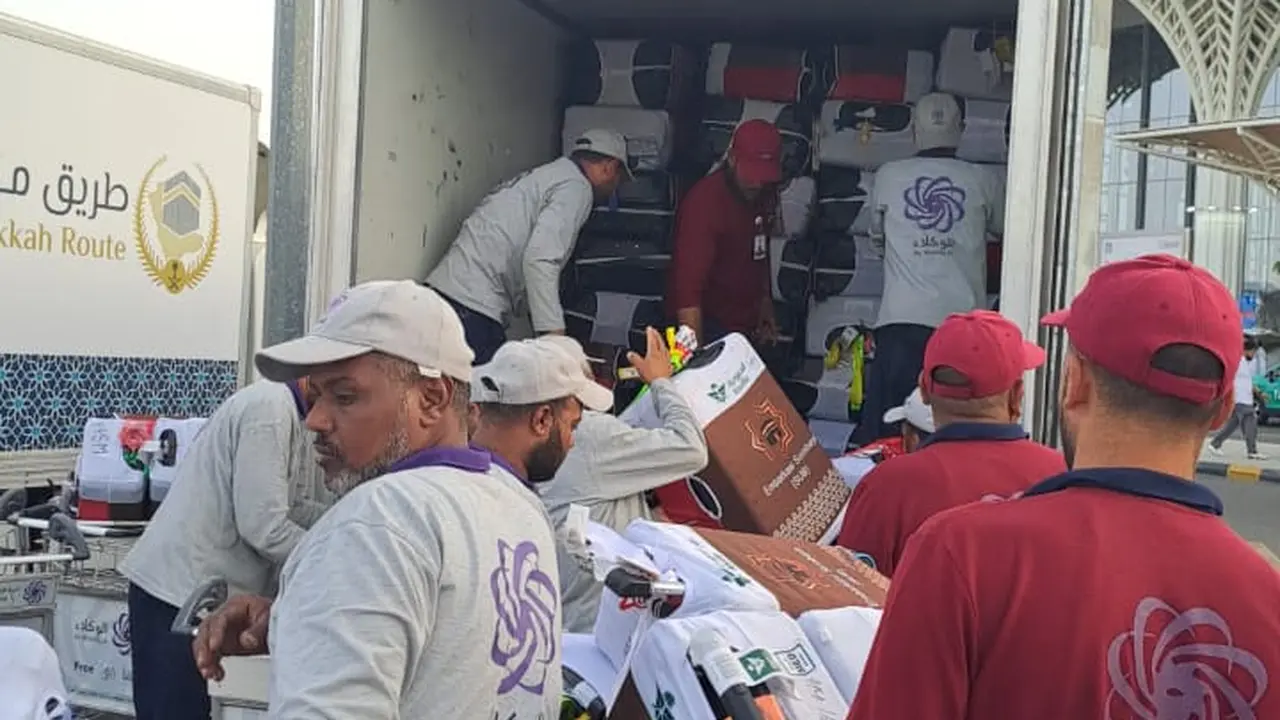 Penanganan koper jemaah haji oleh Wukala. (dok. MCH 2025)