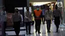 Tersangka Edy Wibowo yang merupakan Hakim Yustisial/Panitera Pengganti Mahkamah Agung (MA) dikawal petugas untuk dilakukan penahanan di Gedung Komisi Pemberantasan Korupsi (KPK), Rasuna Said, Jakarta, Senin (19/12/2022). KPK kembali menetapkan tersangka baru Edy Wibowo dalam kasus suap pengurusan perkara di MA menyusul 13 orang tersangka termasuk dua hakim agung Sudrajad Dimyati dan Gazalba Saleh. (Liputan6.com/Johan Tallo)