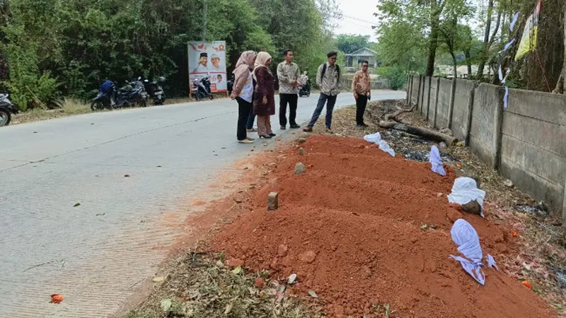 Penampakan Lima Makam Baru di Tepian Jalan Alternatif Cikampek-Purwakarta Bikin Geger Warga