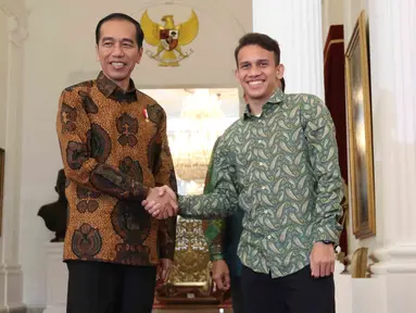 Presiden Joko Widodo berjabat tangan dengan pemain timnas U-19 Egy Maulana Vikri di Istana Merdeka, Jumat (23/3). Egy Maulana menjadi sorotan setelah tampil memukau bersama Timnas U-19 lalu dipinang klub Polandia Lechia Gdansk. (Liputan6.com/Angga Yuniar)