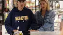 Kemesraan Hailey Baldwin dan Justin Bieber benar-benar terasa usai keduanya bertunangan. (Footwear News)