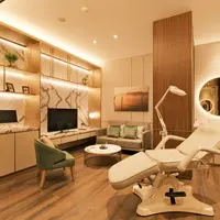 Klinik kecantikan ERHA baru saja meluncurkan layanan premium dari wajah hingga rambut