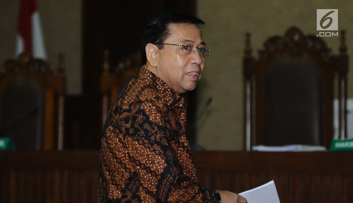 Terdakwa dugaan korupsi proyek E-KTP Setya Novanto usai mengikuti sidang lanjutan di Pengadilan Tipikor, Jakarta, Kamis (28/12). Sidang beragendakan pembacaan tanggapan eksepsi dakwaan Jaksa Penuntu Umum. (Liputan6.com/Helmi Fithriansyah)