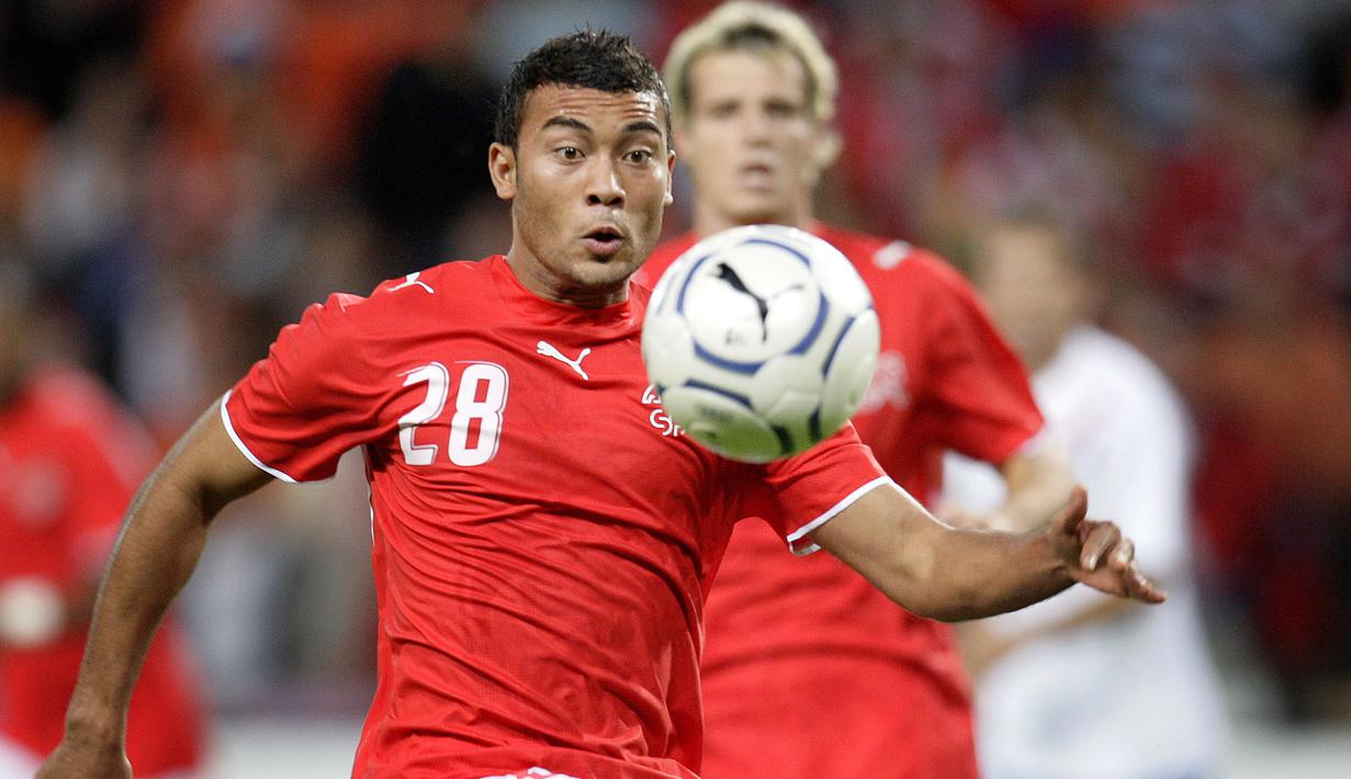 Pemain Swiss, Johan Vonlanthen mencatatkan namanya sebagai pemain termuda yang mencetak gol pada piala Eropa yaitu 18 tahun 141 hari saat itu dia mencetak gol tunggal Swiss ke gawang Prancis pada tahun 2004. (AFP/Fabrice Coffrini)