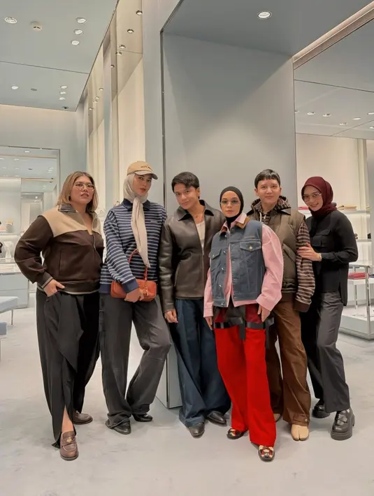 Tampilan skena Paula Verhoeven semakin lengkap dengan pantofel platform berwarna hitam [@paula_verhoeven]