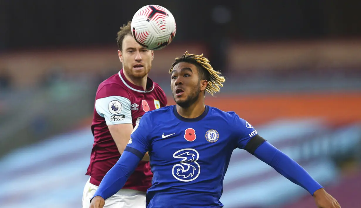 Pemain Chelsea, Reece James, duel udara dengan pemain Burnley, Ashley Barnes, pada laga Liga Inggris di Stadion Turf Moor, Sabtu (31/10/2020). Chelsea menang dengan skor 3-0. (Molly Darlington/Pool via AP)