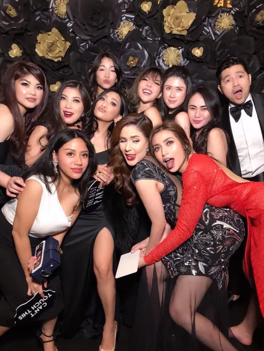 "Iya (banjir hadiah mewah), maksudnya teman aku ngasih hadiahnya yang mahal-mahal, aku senang dan bersyukur. Ya bersyukur aja," kata Jessica Iskandar di kawasan Tendean, Jakarta Selatan, Rabu (31/1/2018). (Instagram)