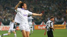 Christian Panucci. Bek kanan berusia 48 tahun yang pensiun bersama Parma pada Agustus 2010 dan terakhir menjadi pelatih Timnas Albania ini pernah berseragam Real Madrid selama 3 musim mulai 1996/1997 hingga 1998/1999. Ia mampu meraih gelar Liga Spanyol di musim 1996/1997. (AFP/Patrick Kovarik)