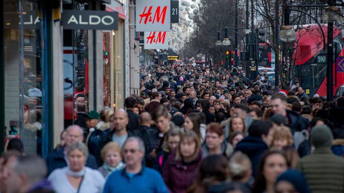 Para pembeli memenuhi troatoar di Oxford Street, pusat kota London pada Sabtu (22/12). Setiap hari Oxford Street yang merupakan salah satu pusat perbelanjaan selalu ramai, namun menjelang natal keramaiannya meningkat. (NIKLAS HALLE'N/AFP)