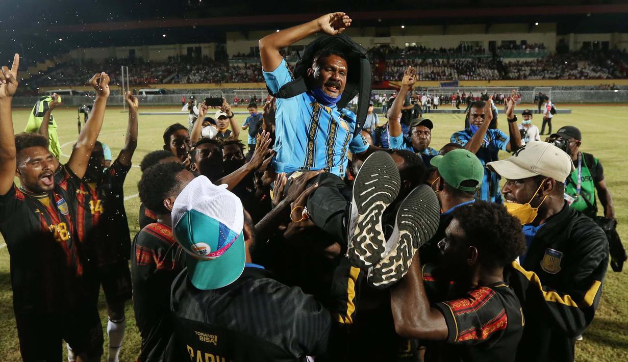 Hingga wasit meniupkan peluit panjang, skor 2-0 tidak berubah sehingga tim Papua yang dilatih oleh Eduard Ivakdalam sukses meraih medali emas di Cabor sepak bola putra ini.  (PB PON XX Papua/Chaarly Lopulua)