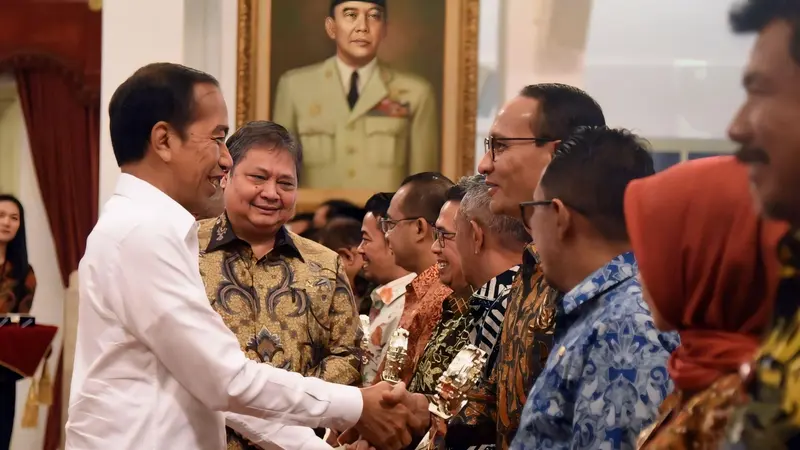 Menteri Koordinator (Menko) Bidang Perekonomian, Airlangga Hartarto bersama Presiden Joko Widodo (Jokowi) saat menghadiri Rapat Koordinasi Nasional Pengendalian Inflasi 2024 di Istana Negara, Jakarta, Jumat (14/6/2024)
