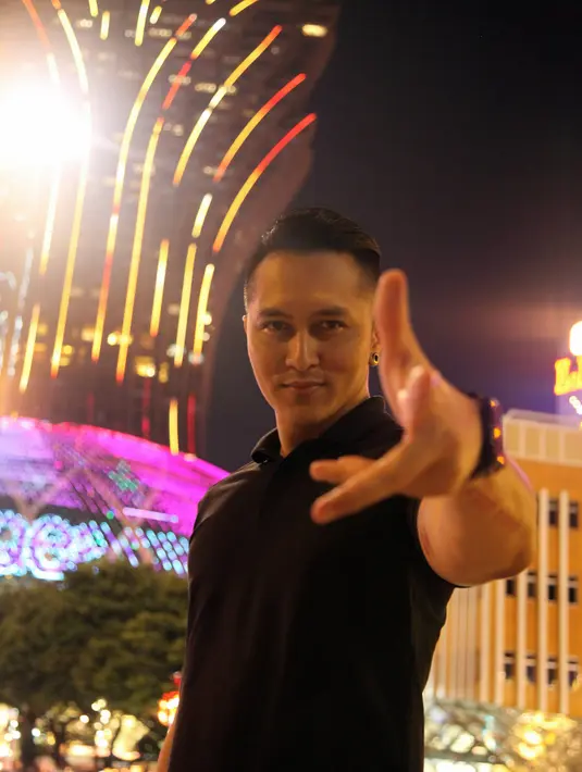 Gestur tangan khas Demian Aditya yang satu ini tidak bisa lepas dari sang illusionis tampan ini. (Aldivano/Bintang.com)