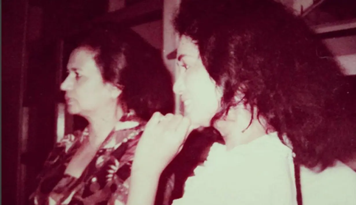 "tuk scene berat ini... stlah latian 3x, take 3x ...bu Nas blg ke mas Arifin/sutradara ... "ktika Ade/anaknya kena tembak , sy tdk panik sprti Adek lho" lalu mas Arifin jwb "ini scara filmis bu..."lanjutnya. (Instagram/dewiirawan13)