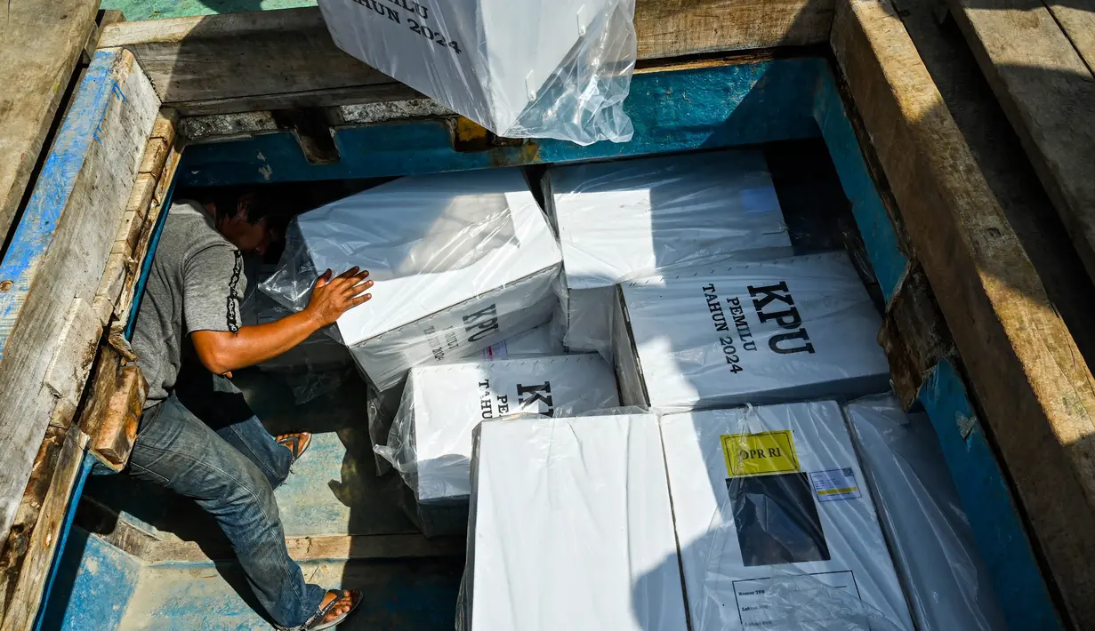 Pendistribusian logistik Pemilu 2024 ke wilayah Kecamatan Pulo Aceh dengan mengunakan kapal nelayan. (CHAIDEER MAHYUDDIN/AFP)