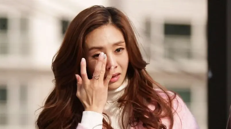 Meski miliki wajah cantik dan tampan, namun kisah 5 selebriti Korea ini bikin hati retak. (Sumber Foto: allkpop)