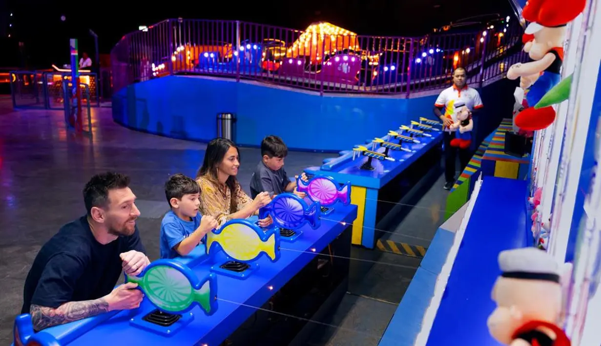 Tampak, Messi dan keluarga mengunjungi berbagai tempat wisata di kota tersebut. [Foto: Twitter/AhmadAlKhateeb]