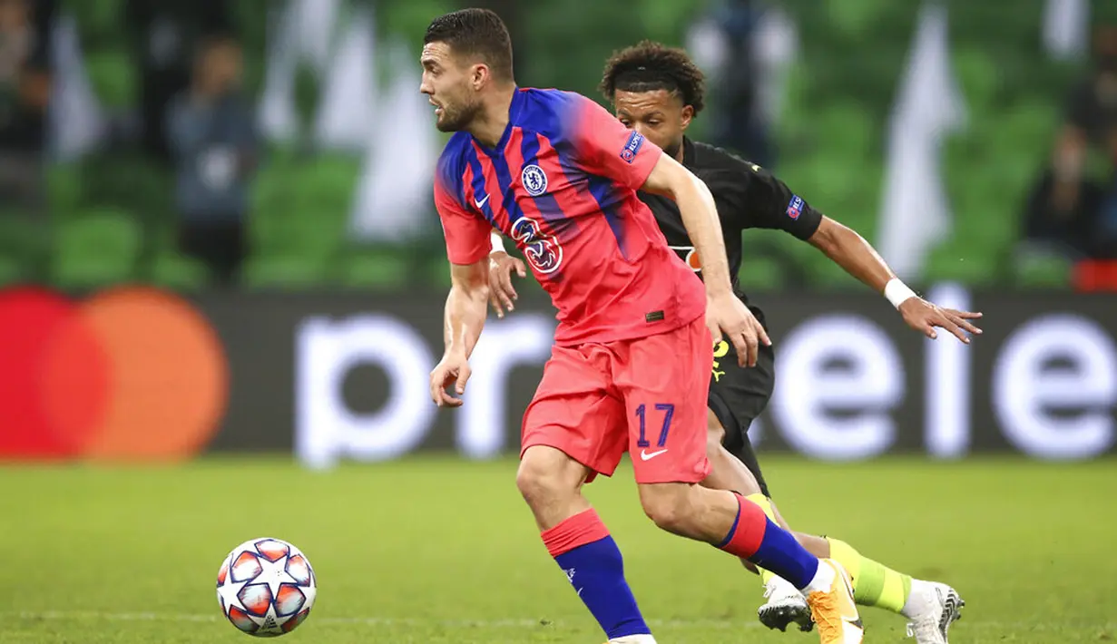 Pemain Chelsea Mateo Kovacic (kiri) berebut bola dengan pemain Krasnodar Tonny Vilhena pada pertandingan Grup E Liga Champions di Krasnodar, Rusia, Rabu (28/10/2020). Chelsea membungkam Krasnodar dengan skor 4-0. (AP Photo)