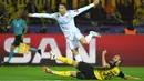 Cristiano Ronaldo (atas) memborong dua gol untuk kemenangan Real Madrid saat melawan Dortmund pada laga grup H Liga Champions di di BVB stadium, Dortmund, (26/9/2017). Madrid menang 3-1. (AFP/Patrik Stpllarz)