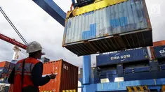Pekeja memantau bongkar muat peti kemas di Pelabuhan Tanjung Priok, Jakarta, Selasa (19/3). Memasuki Era Baru Pelabuhan, IPC berkomitmen untuk mendukung program pemerintah guna menjadikan Indonesia sebagai poros maritim dunia. (Liputan6.com/Johan Tallo)