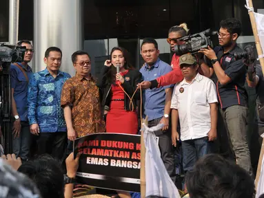 Ketua Pansus angket Pelindo II Rieke Dyah Pitaloka melakukan orasi di depan gedung KPK, Jakarta, Senin (17/7). Kedatangan Pansus untuk menyerahkan audit investigatif Badan Pemeriksa Keuangan (BPK) terkait kerja sama PT. JICT. (Liputan6.com/Helmi Afandi)