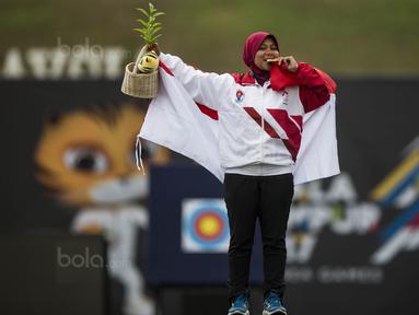 Pepanah putri Indonesia, Sri Ranti, merayakan kemenangan pada SEA Games cabang panahan nomor compound di National Sports Council, Kuala Lumpur, Rabu (16/8/2017). Dirinya meraih emas pertama untuk Indonesia. (Bola.com/Vitalis Yogi Trisna)