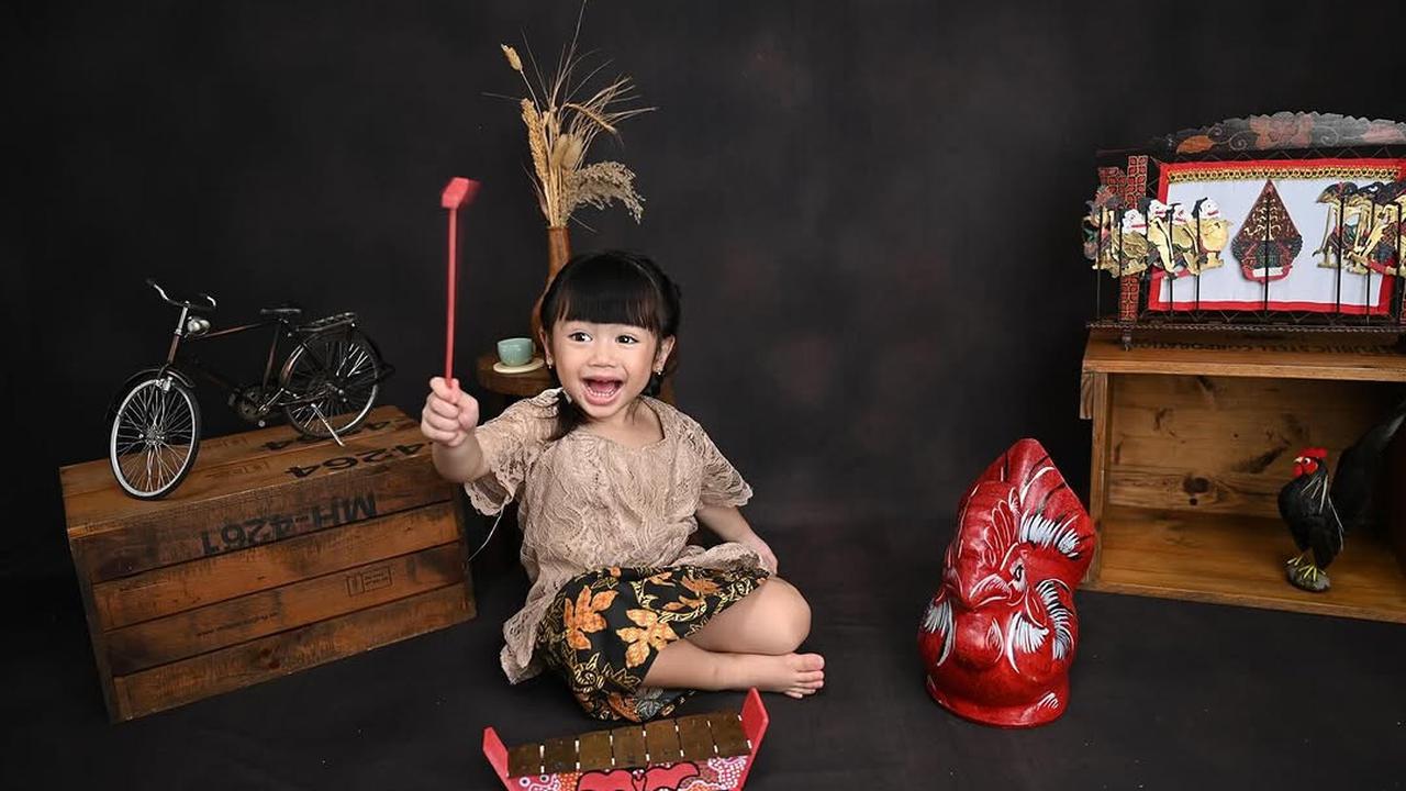 Potret Terbaru Dua Anak Felicya Angelista dan Caesar Hito dengan Baju Jawa, Super Lucu
