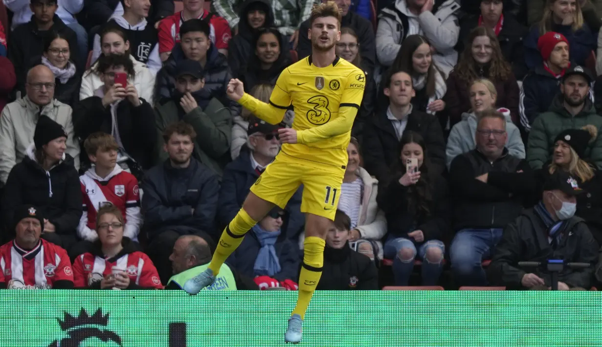 Penyerang Chelsea, Timo Werner berselebrasi usai mencetak gol ke gawang Southampton pada pertandingan lanjutan Liga Inggris di Stadion Saint Mary di Southampton, Sabtu (9/4/2022). Chelsea menang telak atas tuan rumah Southampton 6-0. (AP Photo/Frank Augstein)