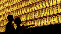 Para pengunjung melihat lentera kertas saat Festival Mitama di Kuil Yasukuni, Tokyo, Jepang, Rabu (14/7/2021). Festival Mitama dirayakan sejak 1947 untuk menghormati jiwa para arwah yang diabadikan serta tentara yang gugur dari perang Jepang di masa lalu. (BEHROUZ MEHRI/AFP)