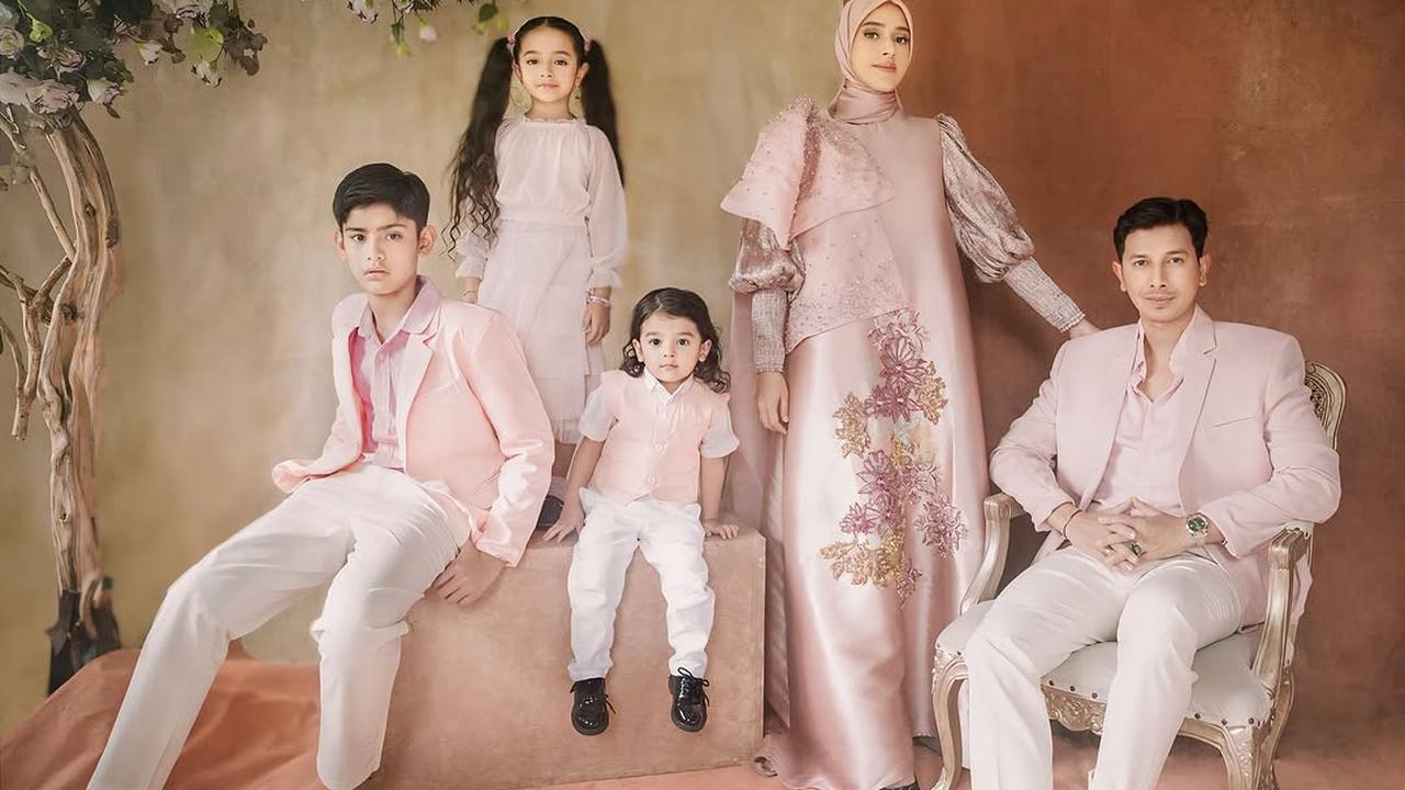 Potret Keluarga Sonny Septian dan Fairuz yang Kerap Pakai Couple Outfit