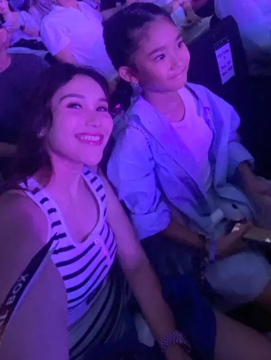 Lalu Bilqis mengenakan kemeja biru lengan panjang yang lengannya digulung sebagai outer dipadukan kaos putihnya. [@ayutingting92]