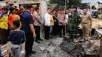 Wakil Presiden (Wapres) Republik Indonesia, Gibran Rakabuming Raka (tengah) saat meninjau langsung lokasi kebakaran di permukiman padat penduduk di Jalan Kemayoran Gempol, Kemayoran, Jakarta, Selasa (21/1/2025). (Liputan6.com/Herman Zakharia)