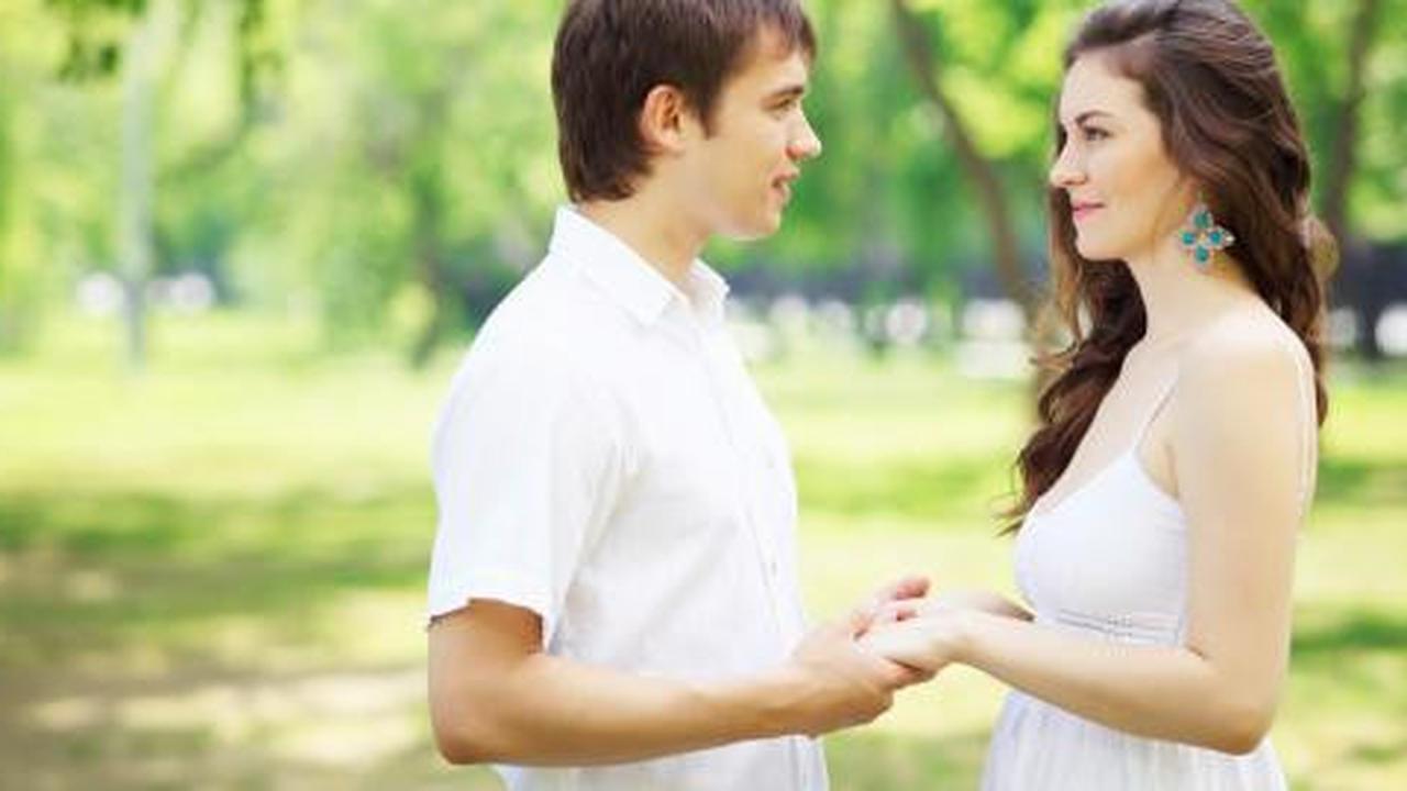 5 Cara pria tunjukkan cinta pada wanita