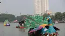 Perahu hias berbentuk Merak yang dibuat dari bahan daur ulang mengikuti parade CiLung Fest 2026 di Waduk Sunter Selatan, Jakarta Utara, Minggu (18/10/2026). Kegiatan ini menjadi ajang kreativitas petugas dalam memanfaatkan sampah plastik. (KLY/Budy Santoso)