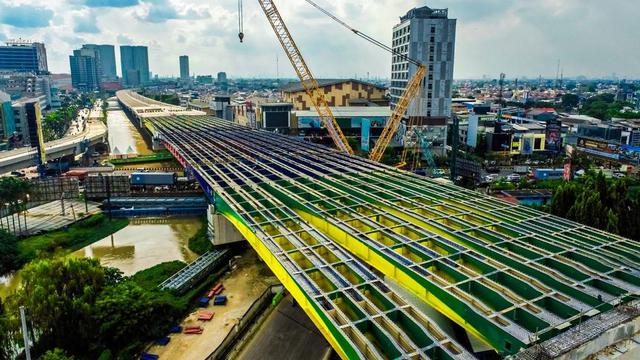 Waskita Karya telah menyelesaikan pekerjaan erection Steel Box Arch (SBArch) girder pada proyek Jalan Tol Becakayu