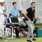 Xavi saat mendampingi timnya, Al Sadd, dalam laga 16 besar Liga Champions Asia kontra sesama klub Qatar, Al Duhail, di Al-Janoub Stadium, Al Buckayro, Selasa (6/8/2019). (AFP)