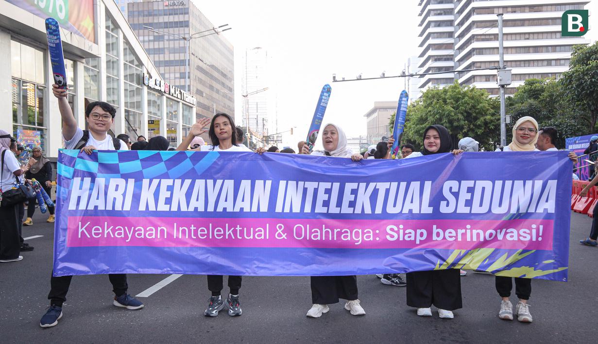 Ratusan masyarakat Jakarta bertumpah ruah di kawasan Sarinah mengikuti fun walk dalam rangka peringatan hari kekayaan intelektual dan olahraga. Kegiatan itu diinisiasi oleh Direktorat Jenderal Kekayaan Intelektual Kementerian Hukum pada Minggu (26/4/2026). (Bola.com/Abdul Aziz)