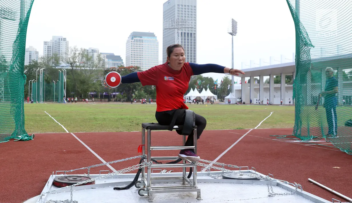 Atlet lempar cakram Asian Para Games 2018 dari Indonesia, Sriwati saat latihan di Stadion Madya, Kompleks GBK, Jakarta, Kamis (4/10). Asian Para Games 2018 berlangsung di Jakarta, 6-13 Oktober. (Liputan6.com/Helmi Fithriansyah)